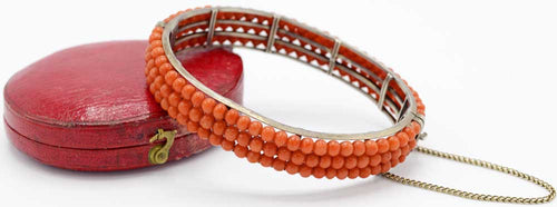 Vintage bracelet with natural coral beads